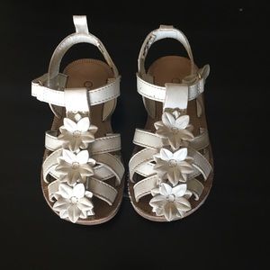 🔥sale🔥 OshKosh B’Gosh white sandals size 7T